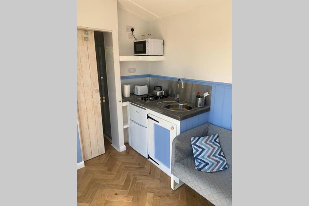 Apartment Apple Tree Hut Tenby