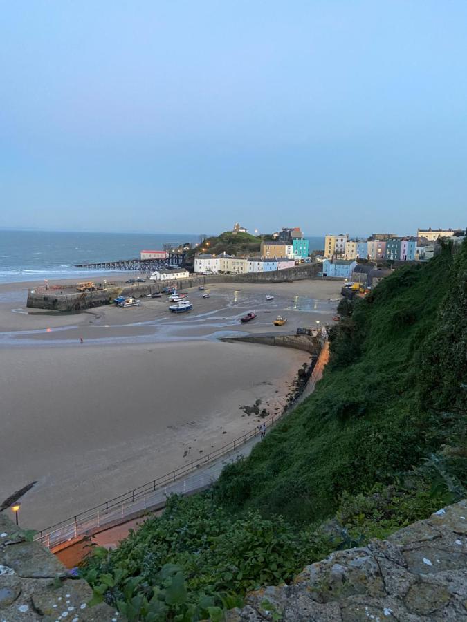 Stylish Apartment, Great Location, Parking Tenby