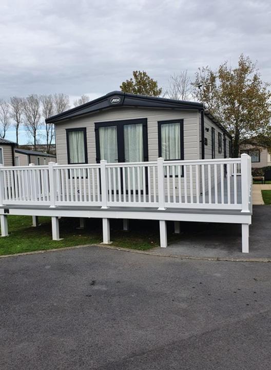 Platinum Static Caravan Hire Kiln Park Holiday home Tenby