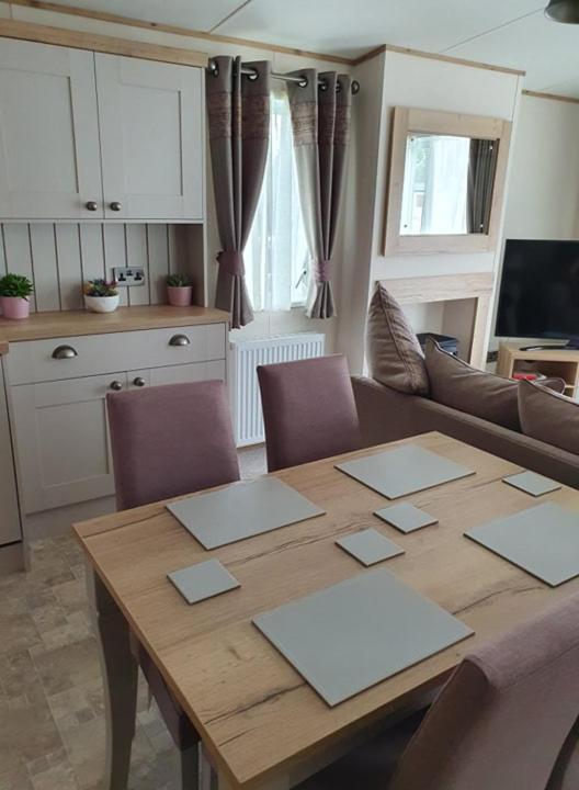 Platinum Static Caravan Hire Kiln Park Holiday home