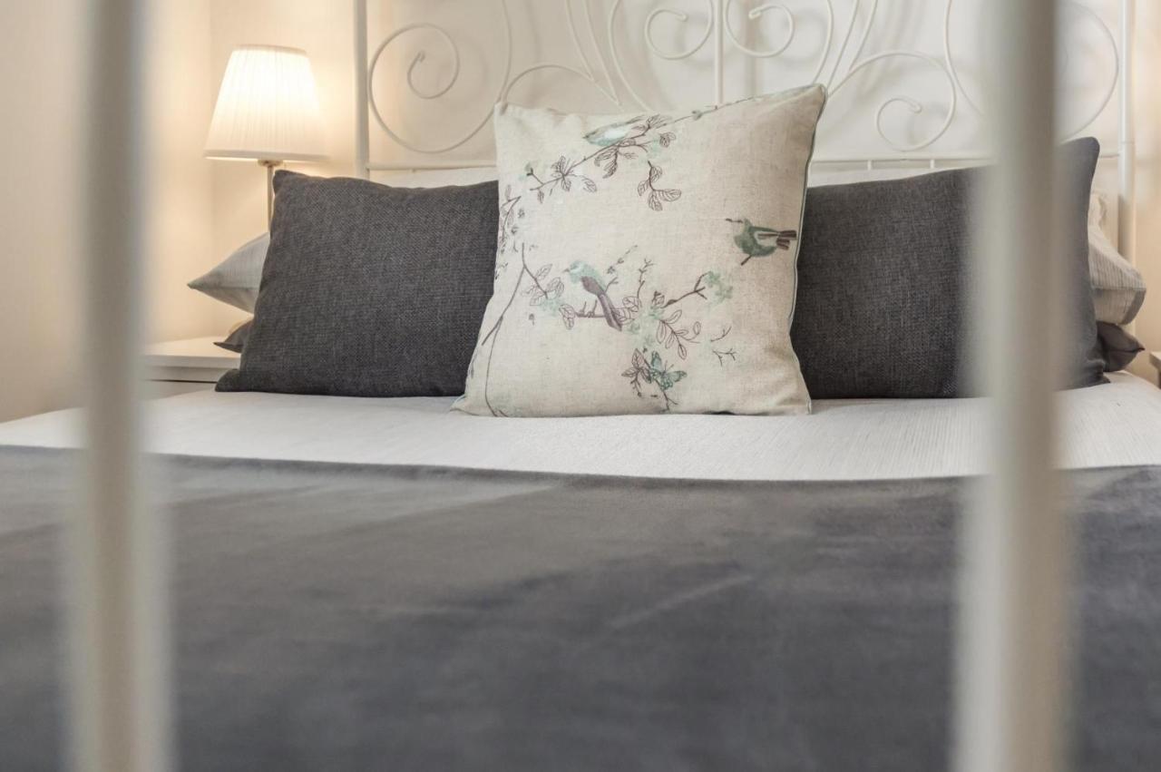 Mayfield House - 4 Bedroom House - Holiday home Tenby