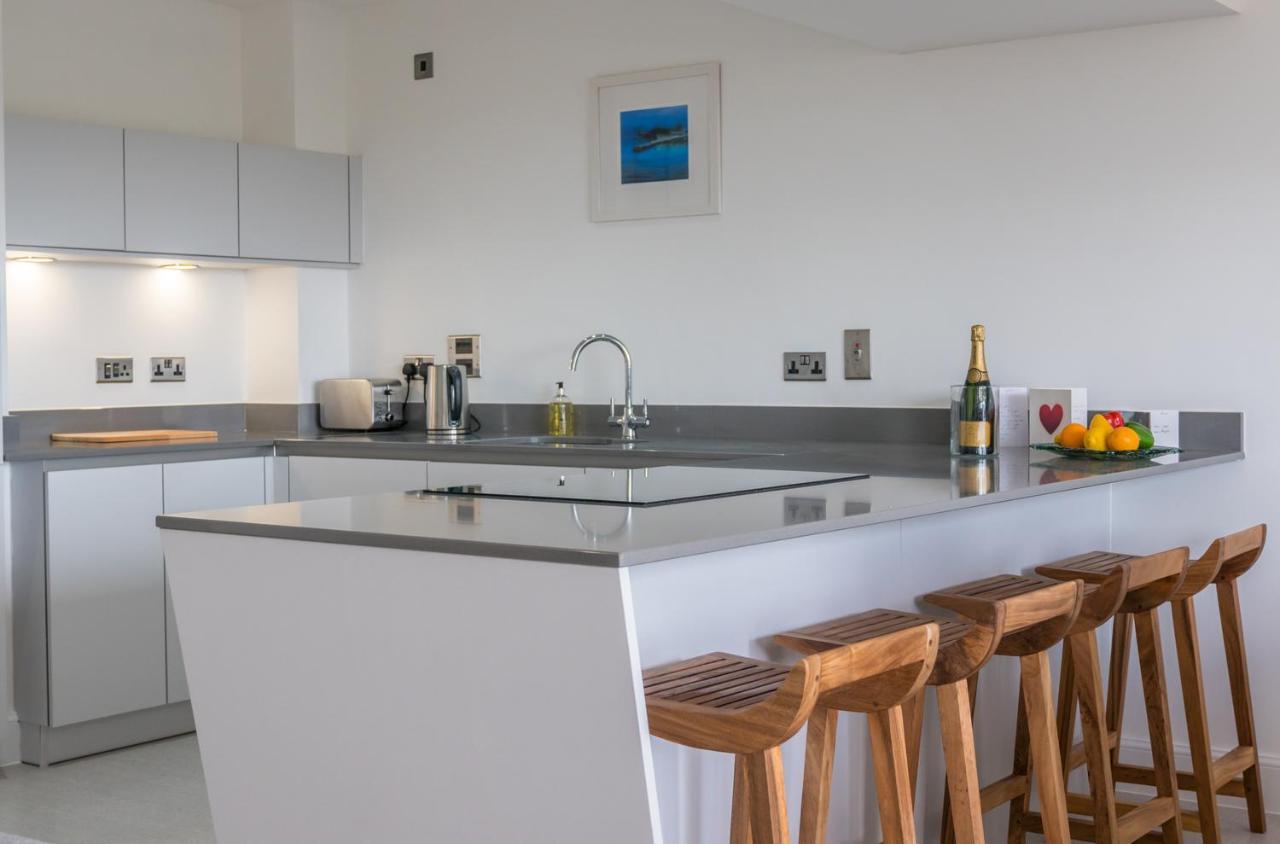 3 Waterstone House - Sea Front Apartment, Hot Tub *