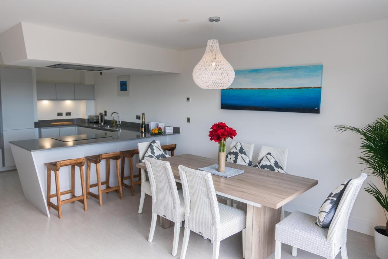 3 Waterstone House - Sea Front Apartment, Hot Tub Apartment