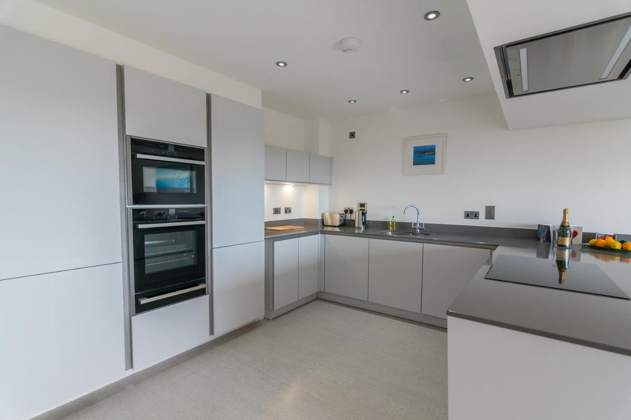 3 Waterstone House - Sea Front Apartment, Hot Tub Tenby