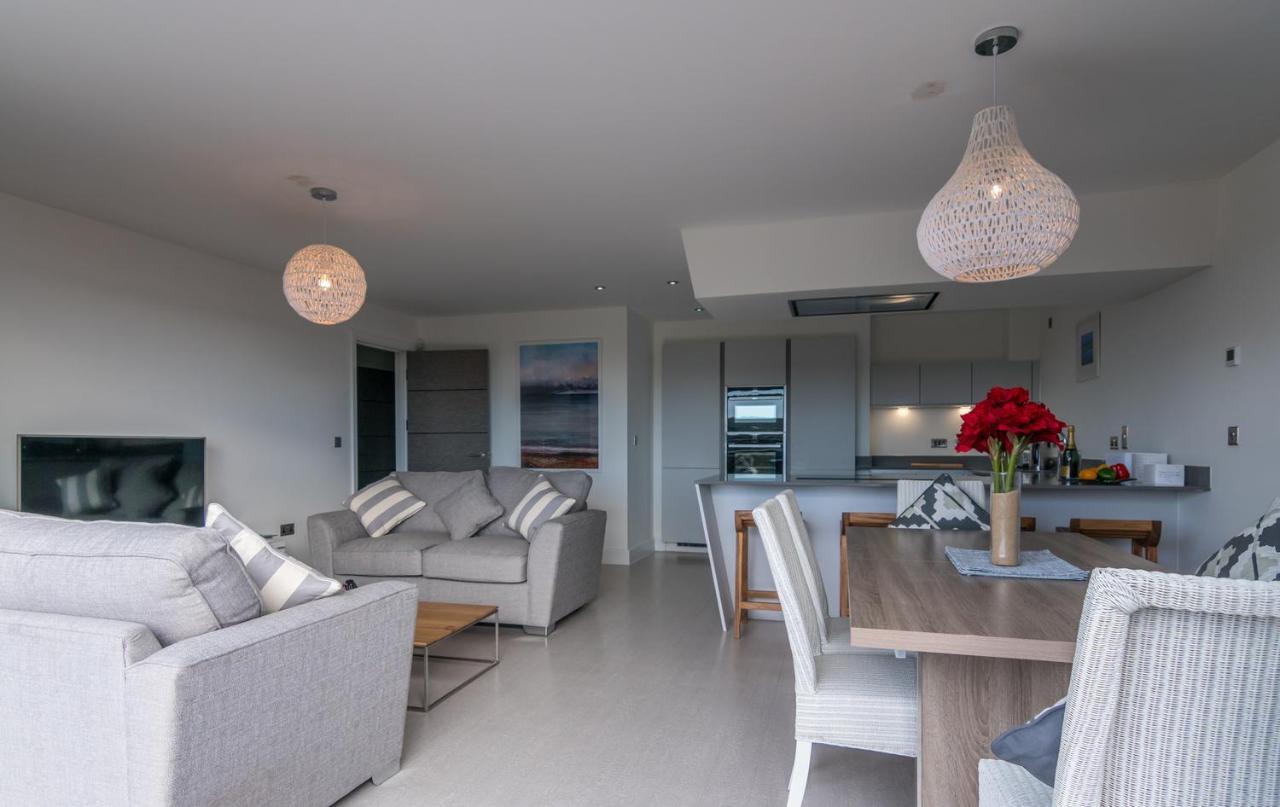 3 Waterstone House - Sea Front Apartment, Hot Tub *
