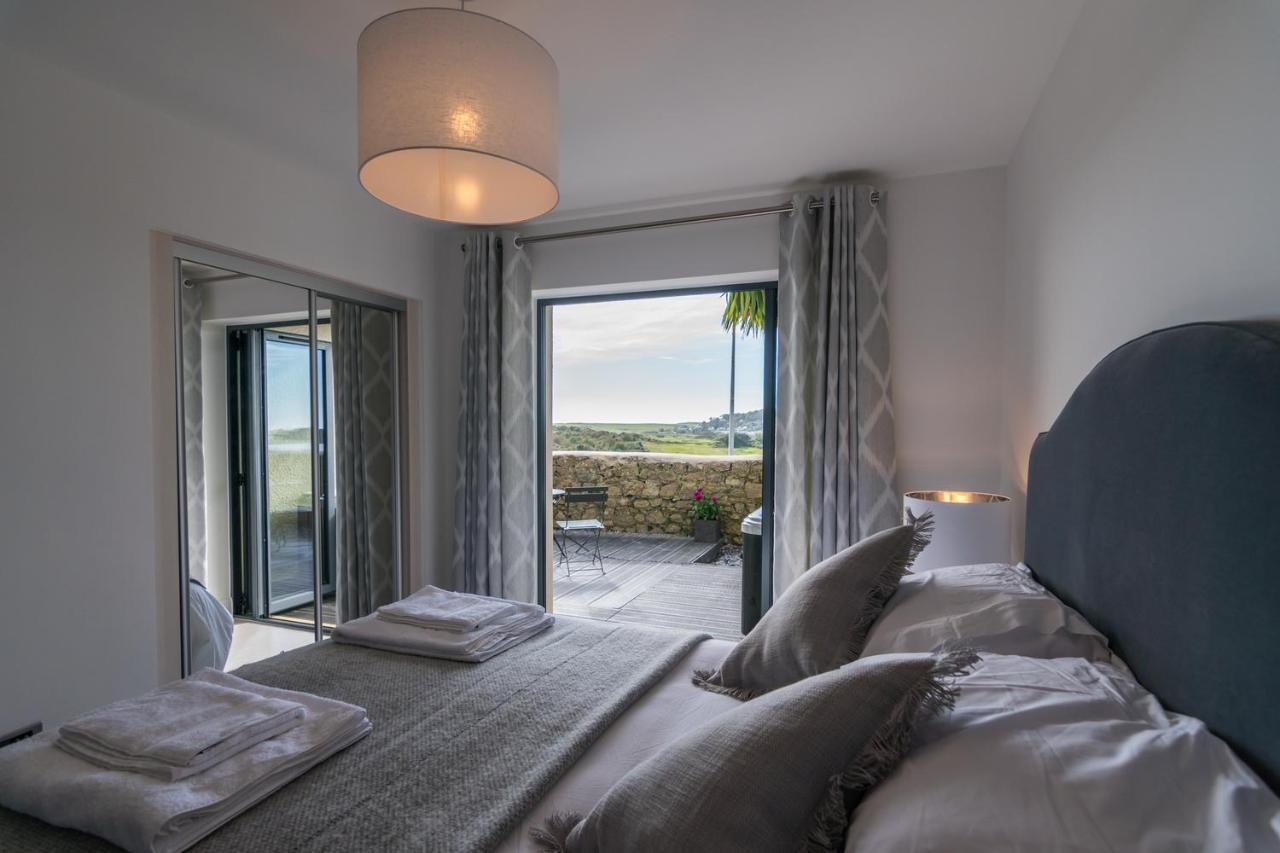 3 Waterstone House - Sea Front Apartment, Hot Tub Tenby
