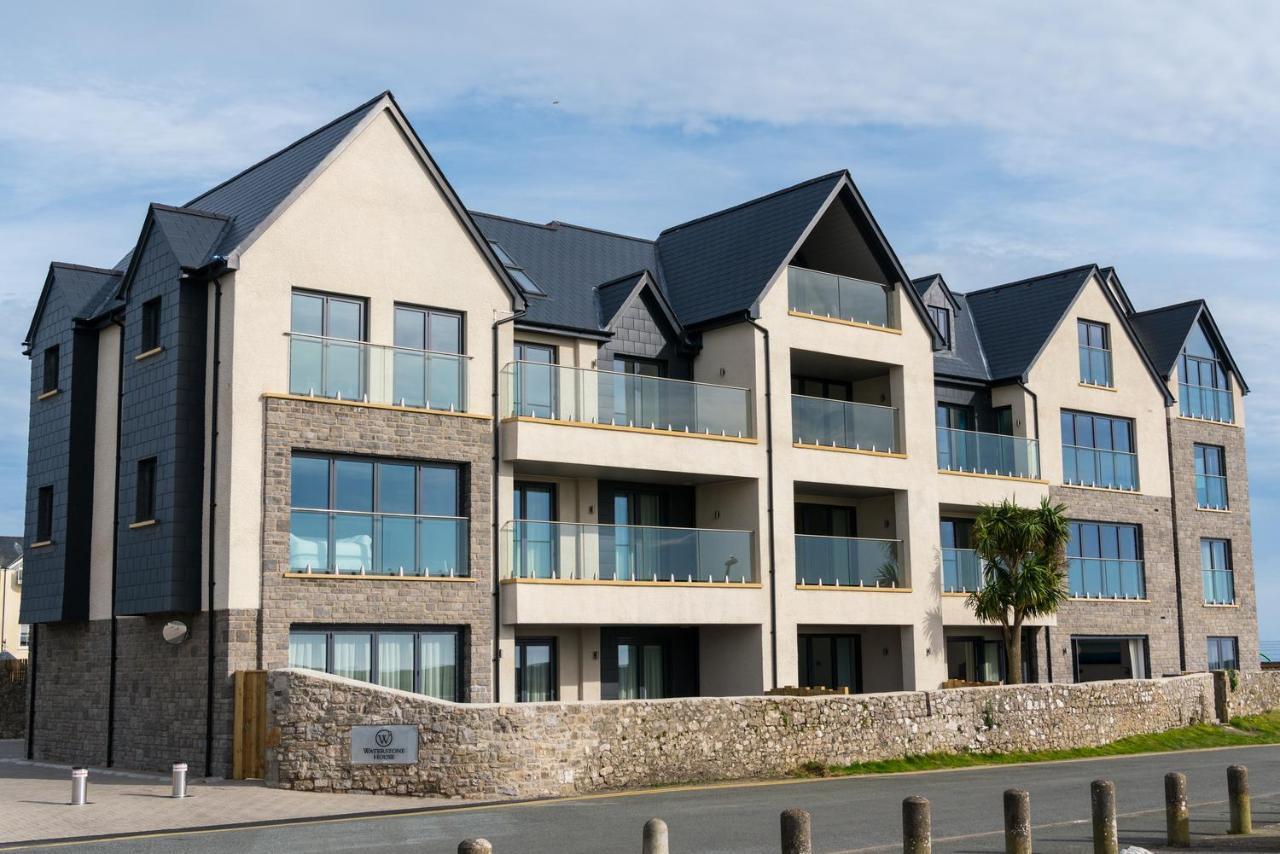 3 Waterstone House - Sea Front Apartment, Hot Tub Apartment Tenby
