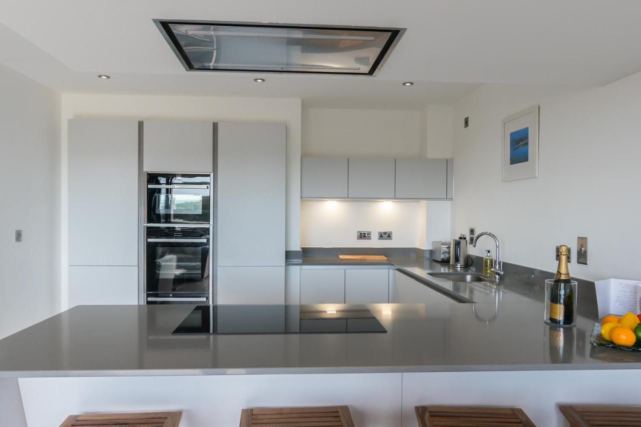 3 Waterstone House - Sea Front Apartment, Hot Tub