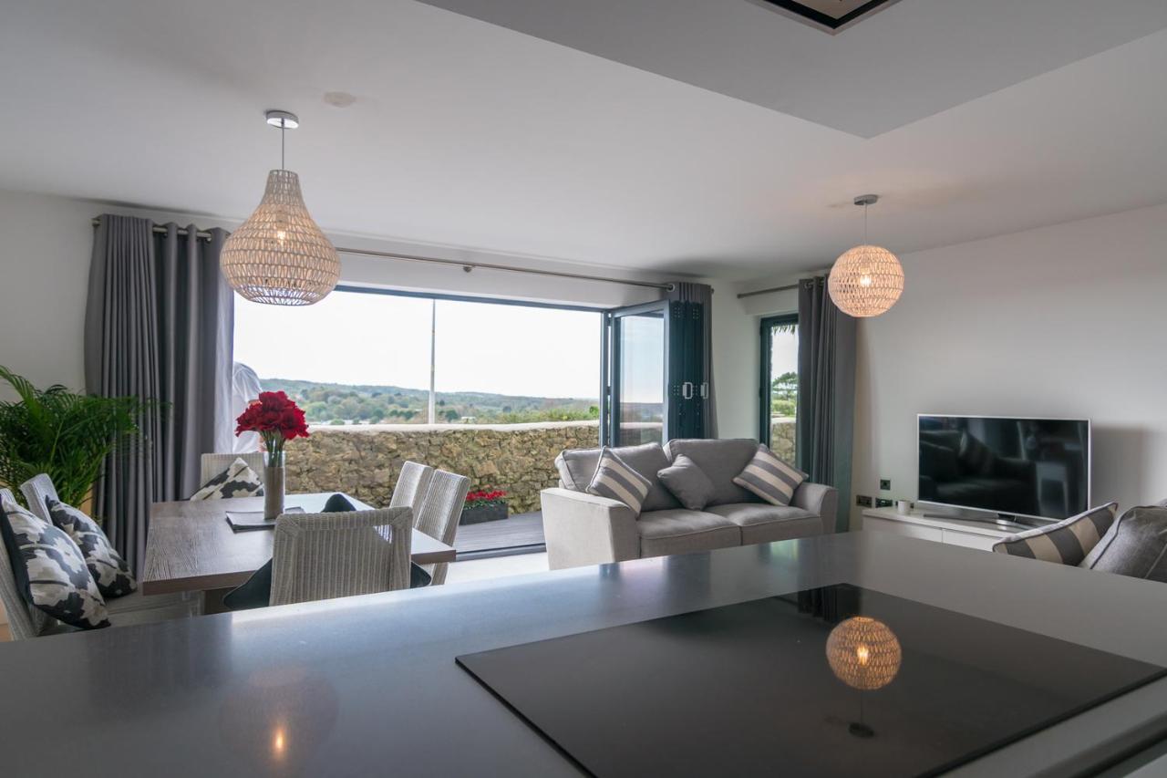 3 Waterstone House - Sea Front Apartment, Hot Tub Tenby