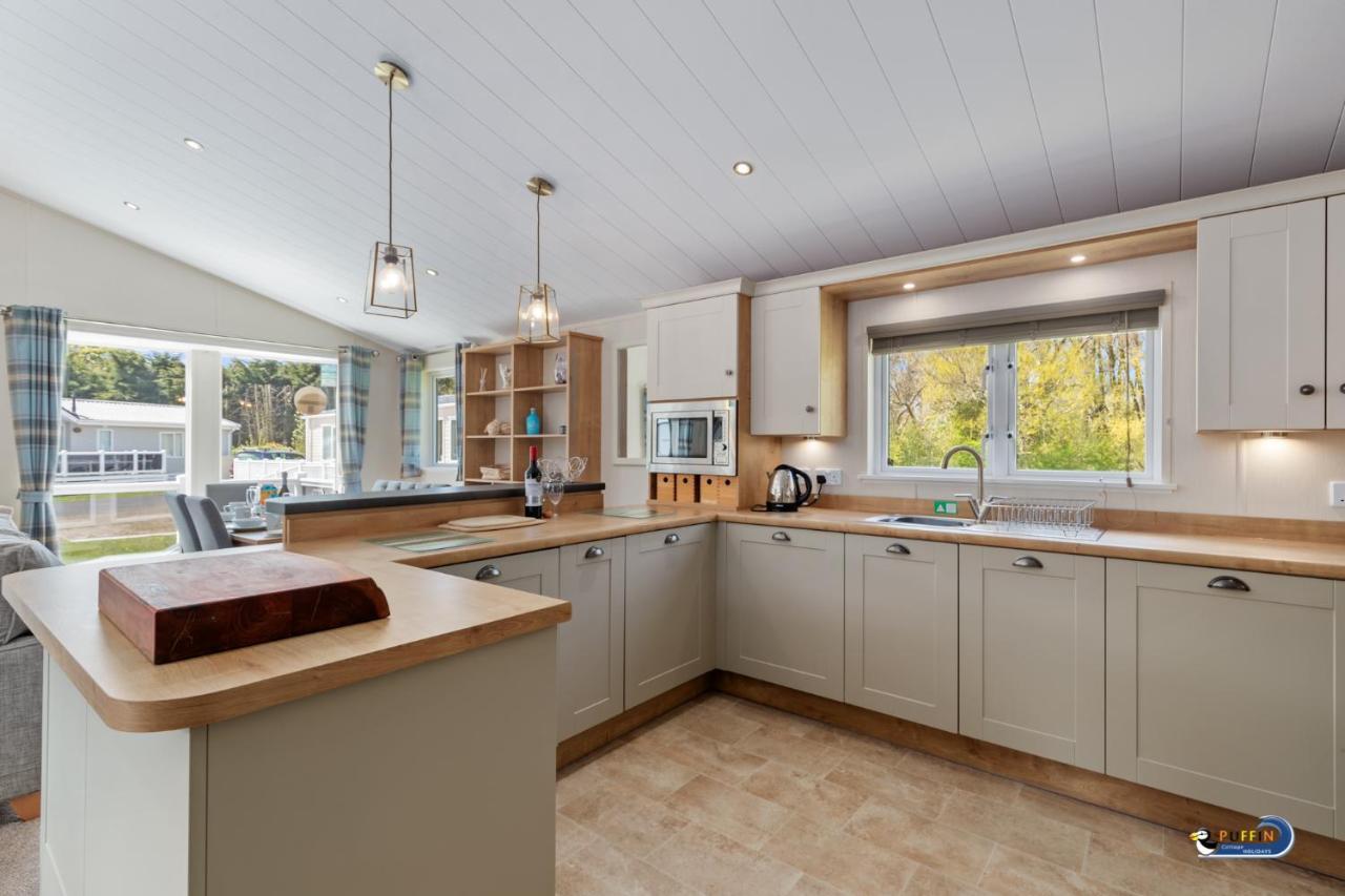 St Mary's View - Luxury Lodge, Short Walk To Beach, Parking