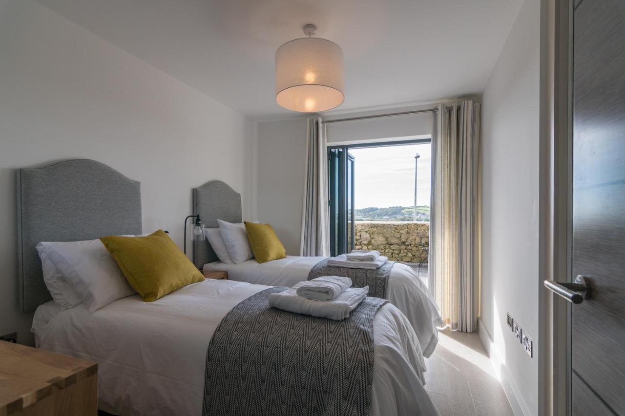 3 Waterstone House - Sea Front Apartment, Hot Tub Apartment *