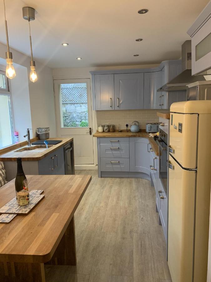 Hobbes Cottage, Pets Allowed * Tenby