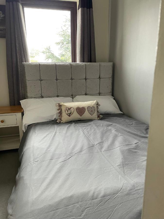 - Two Bedroom Apartment- Private Parking Tenby