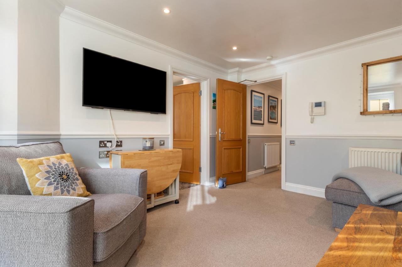Apartment 3 South Court - Cosy Seafront *