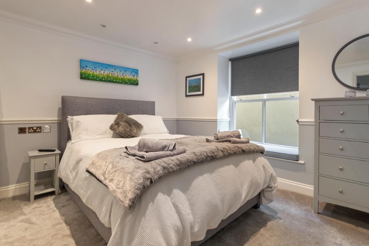 3 South Court - Cosy Seafront * Tenby