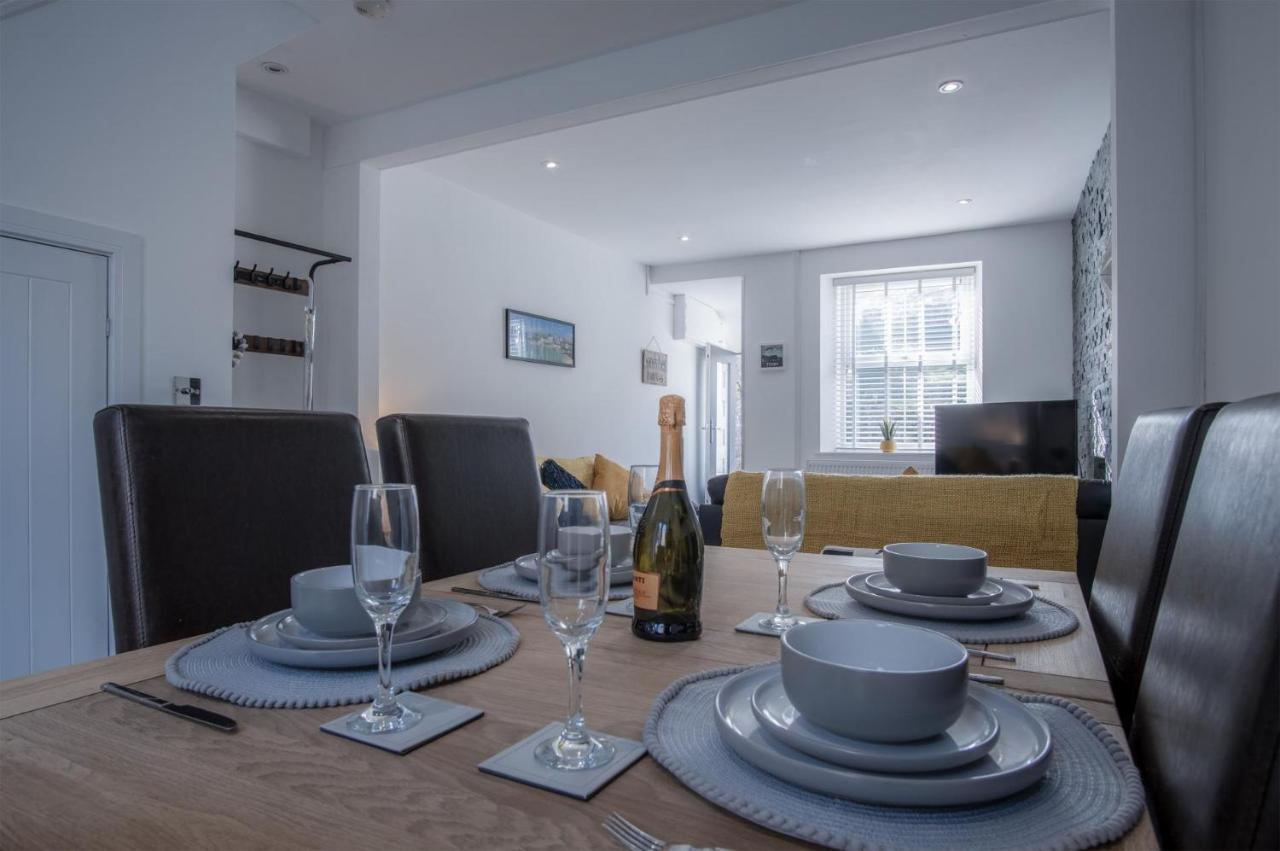 Hawtree - 2 Bedroom - * Tenby