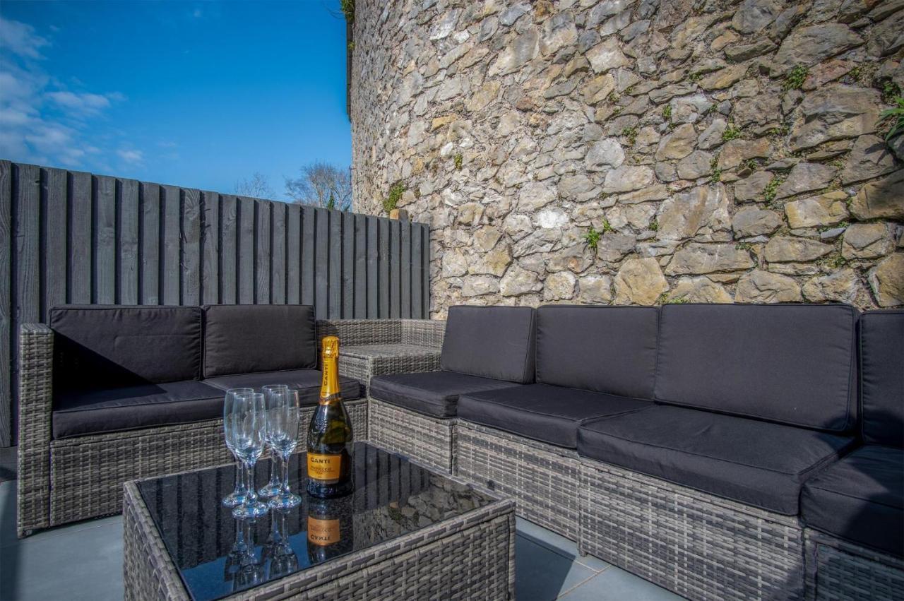 Hawtree - 2 Bedroom - *