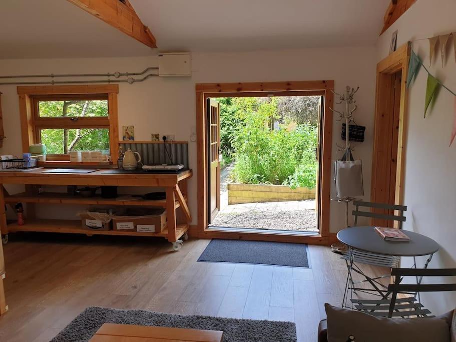 The Potting Shed: Cozy Retreat With Projector And Hot Tub Tenby