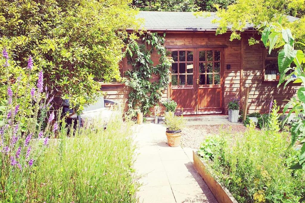 The Potting Shed: Cozy Retreat With Projector And Hot Tub Apartment Tenby