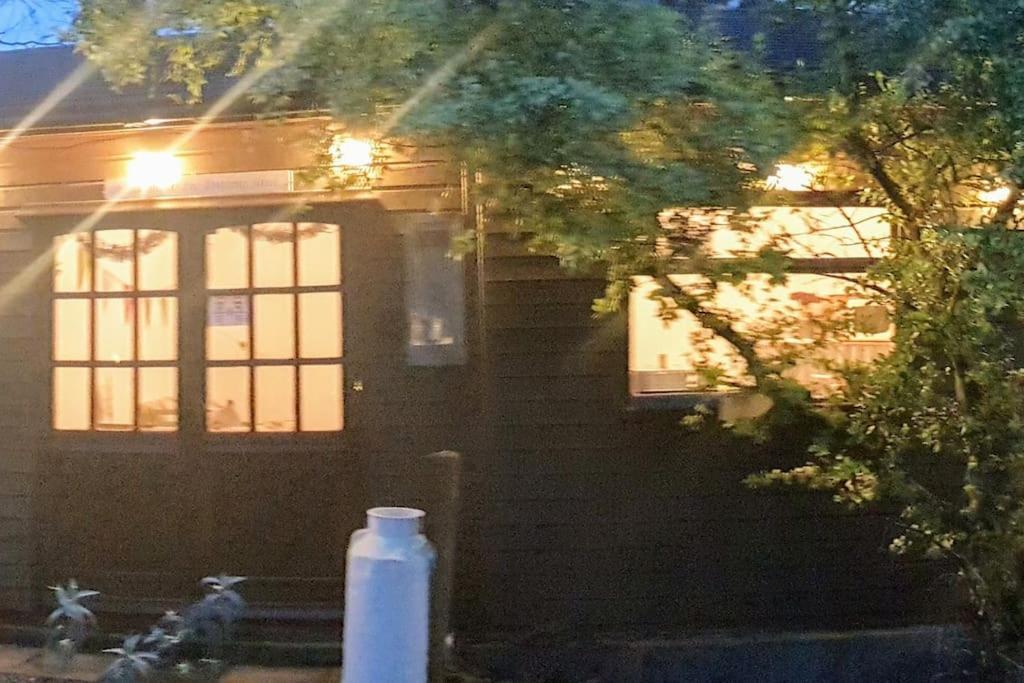 The Potting Shed: Cozy Retreat With Projector And Hot Tub Apartment Tenby