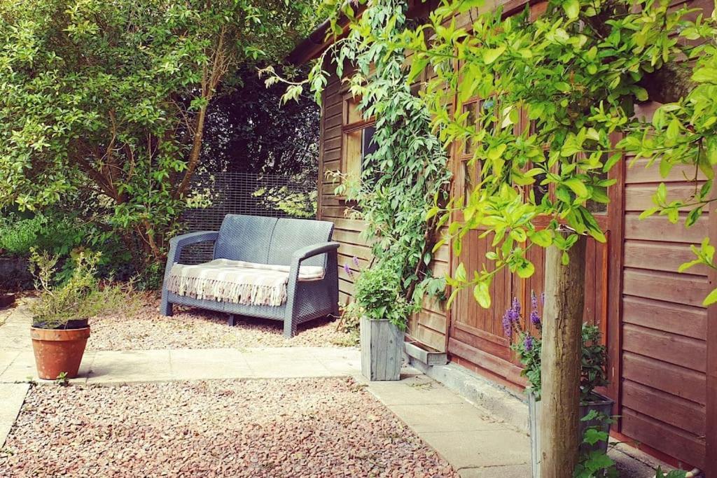 Apartment The Potting Shed: Cozy Retreat With Projector And Hot Tub *