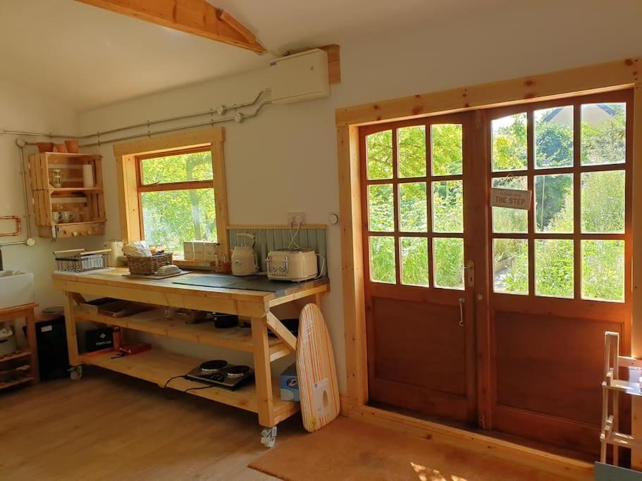 Apartment The Potting Shed: Cozy Retreat With Projector And Hot Tub Tenby