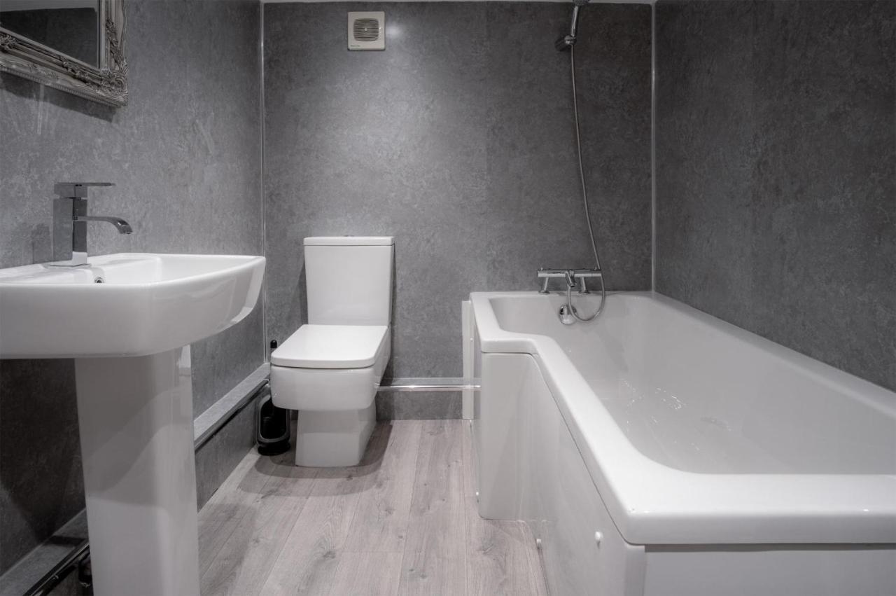 Ivy Cellar - 2 Bedroom - Apartment Tenby