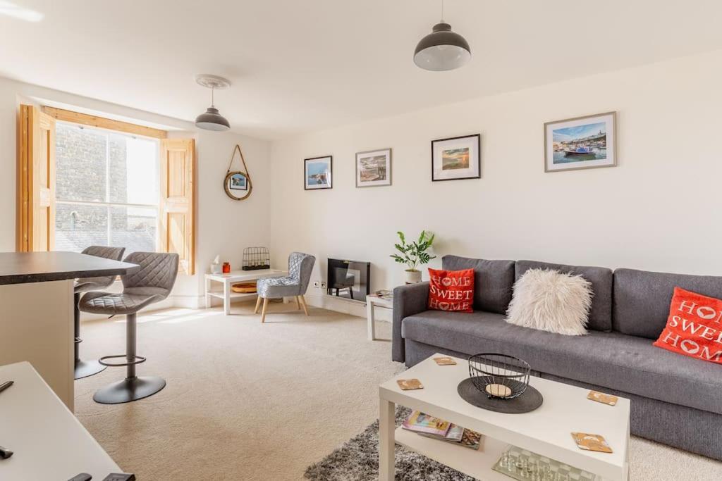 Modern Flat With Island Views In Heart Of Apartment Tenby