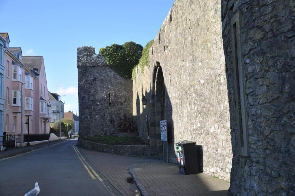 Modern Flat With Island Views In Heart Of * Tenby