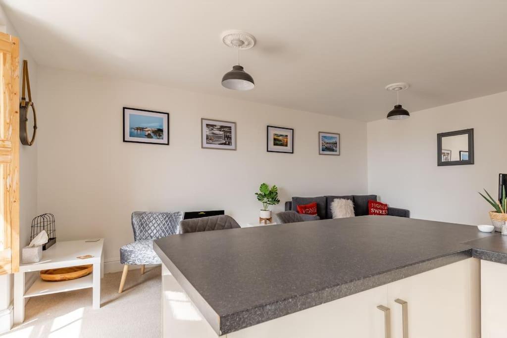 Modern Flat With Island Views In Heart Of *