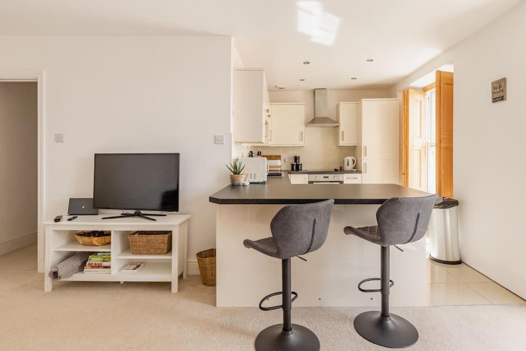 Modern Flat With Island Views In Heart Of Apartment *