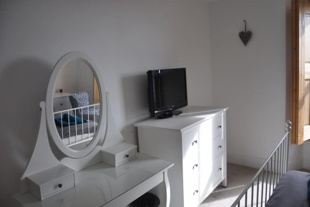 Modern Flat With Island Views In Heart Of * Tenby