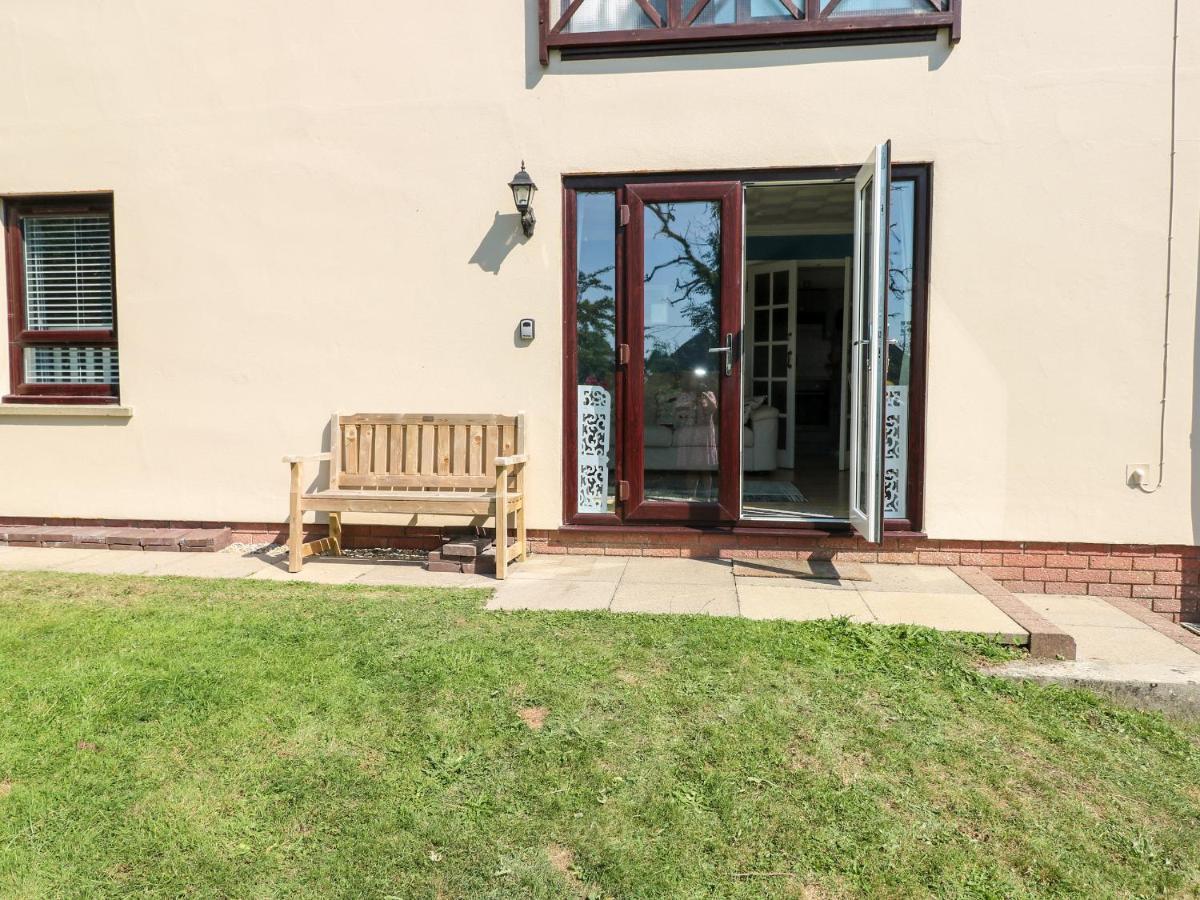 Apartment Clicketts Court