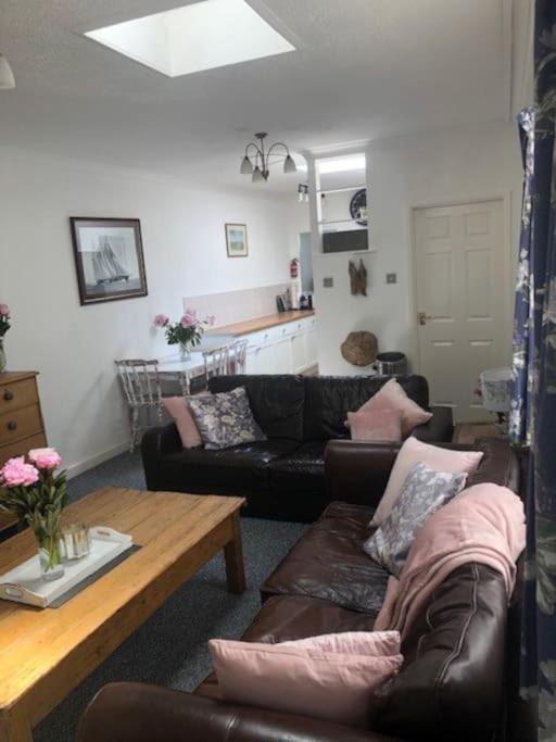 Hideaway 100m To Off-road Parking Apartment Tenby