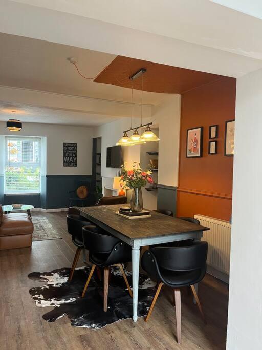 Lobster - Stylish 3 Bedroom In Heart Of Town, Pembrokeshire * Tenby