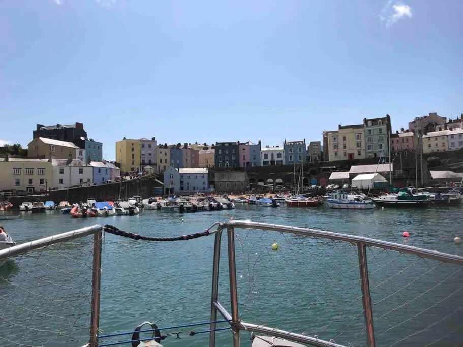 Lobster - Stylish 3 Bedroom In Heart Of Town, Pembrokeshire Holiday home