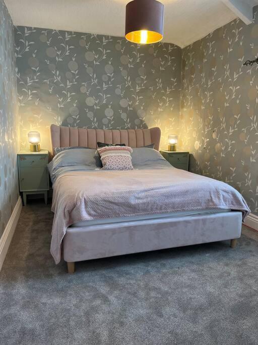 Lobster - Stylish 3 Bedroom In Heart Of Town, Pembrokeshire Holiday home *