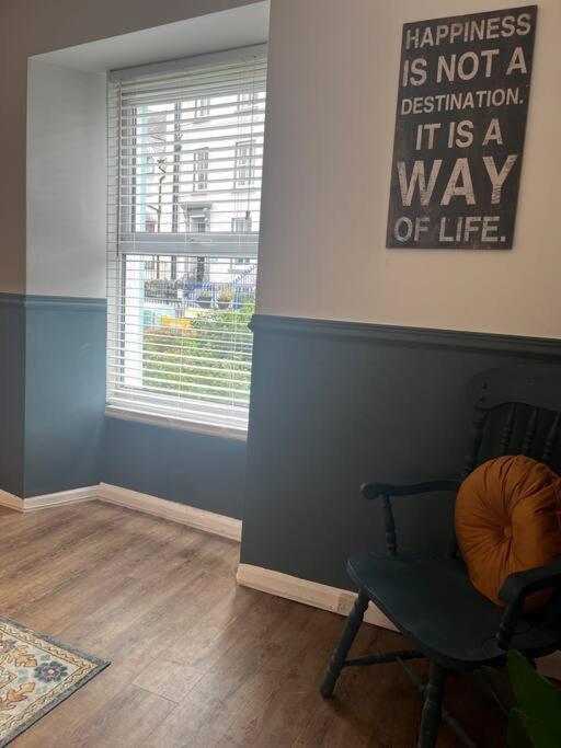 Lobster - Stylish 3 Bedroom In Heart Of Town, Pembrokeshire Holiday home