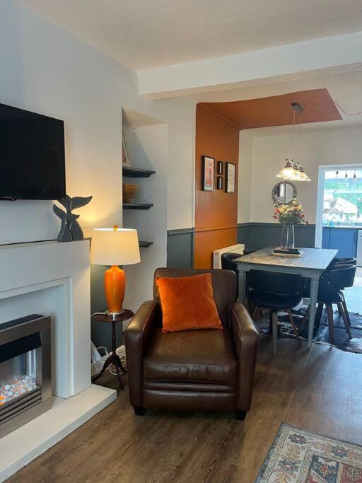 Lobster - Stylish 3 Bedroom In Heart Of Town, Pembrokeshire *
