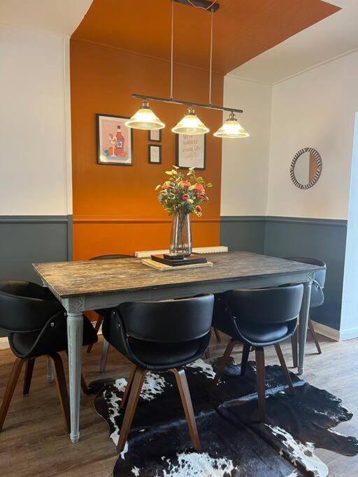 Lobster - Stylish 3 Bedroom In Heart Of Town, Pembrokeshire Holiday home