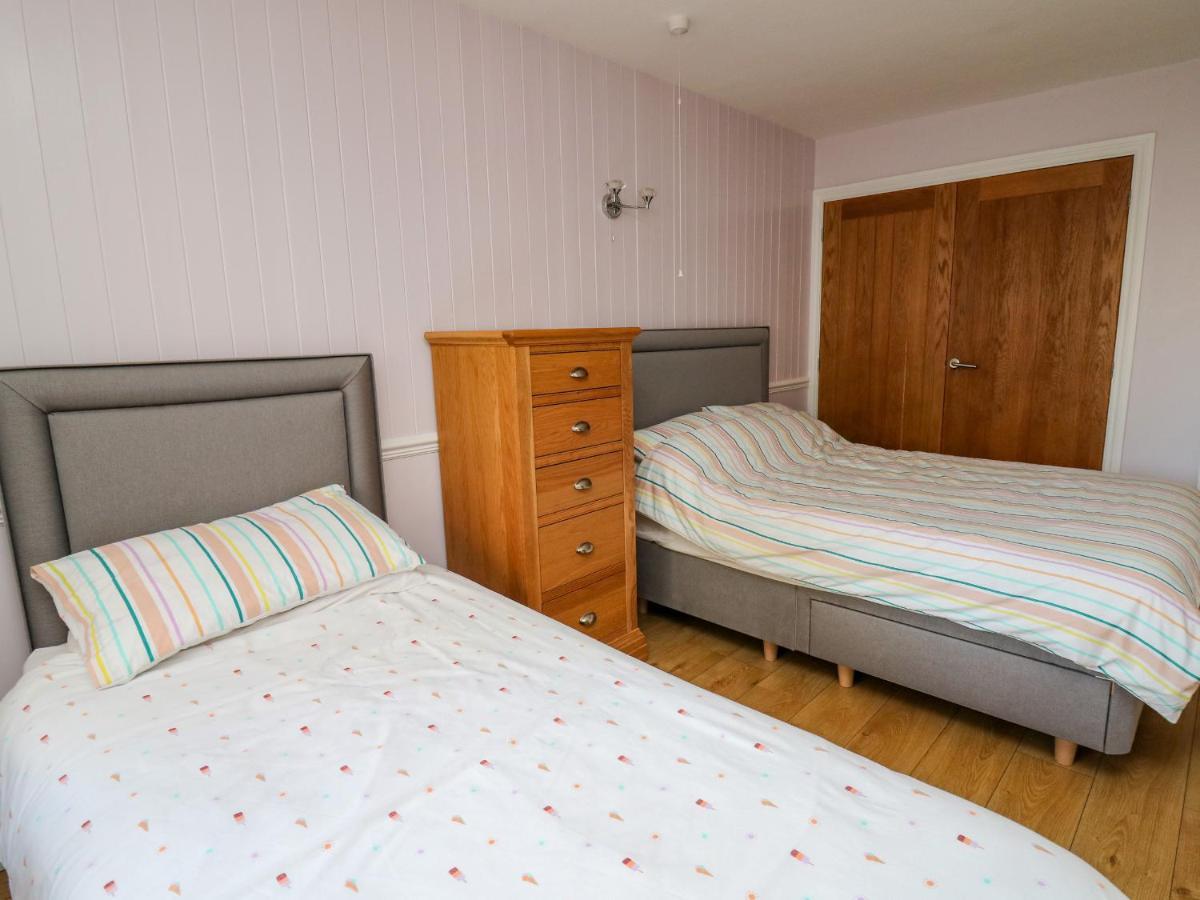 1 St Marys Court * Tenby
