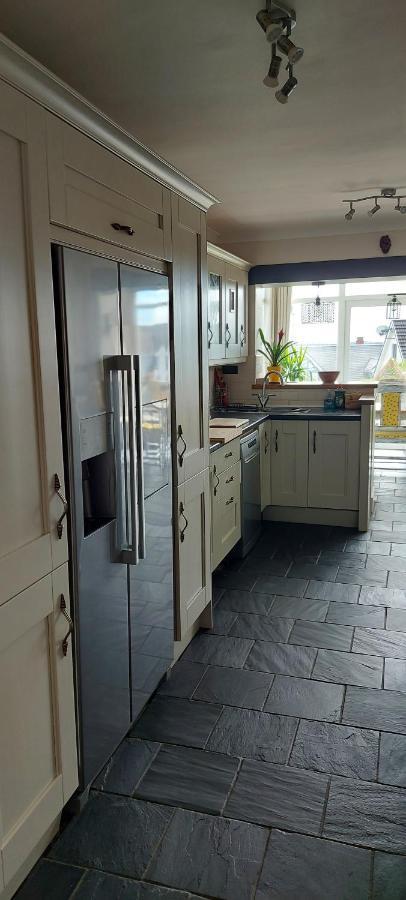 Sea Crest, Beautiful In With Sea Views Tenby