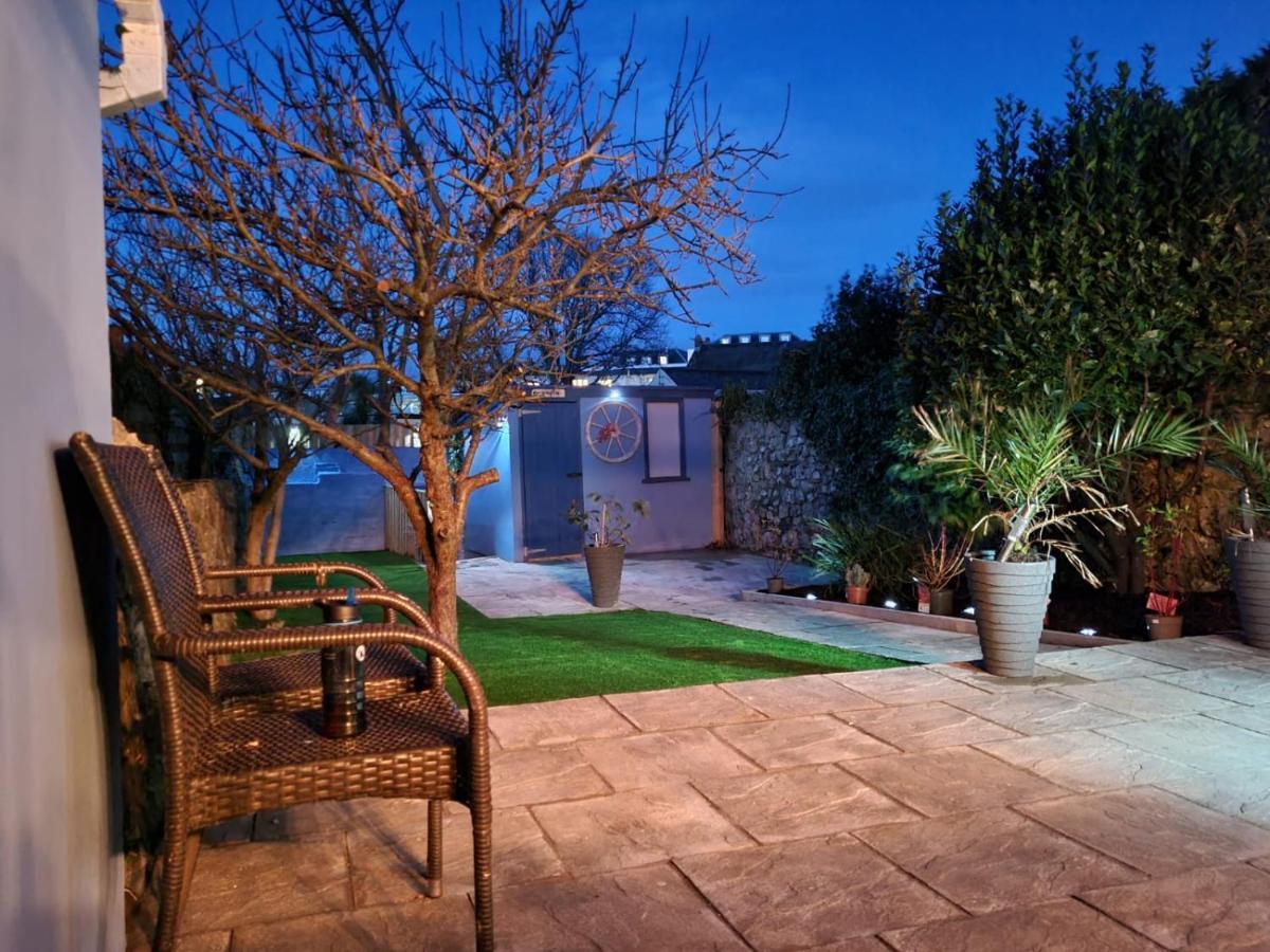 Lobster - Stylish 3 Bedroom In Heart Of Town, Pembrokeshire Holiday home *