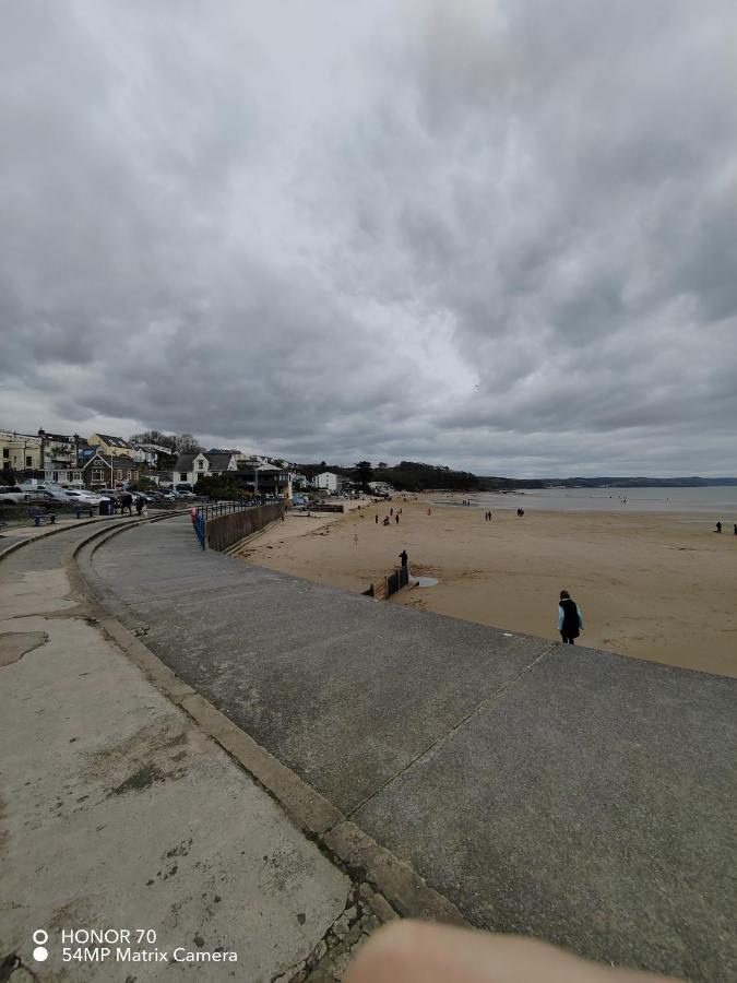 3-bed 5-6 Berth Modernised Bungalow! * Tenby