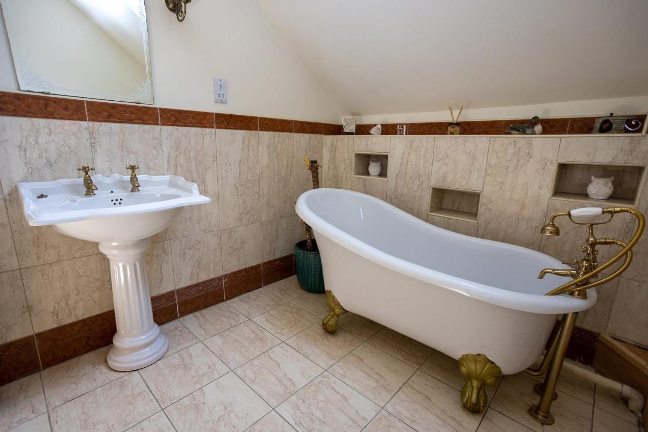 5 Bedroom With Indoor Pool Holiday home Tenby