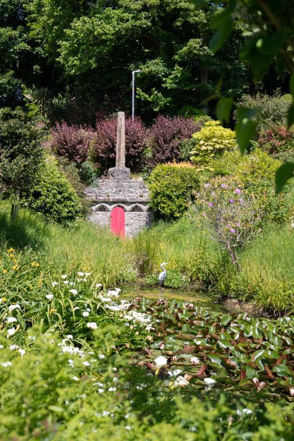 Merlins Gardens * Tenby