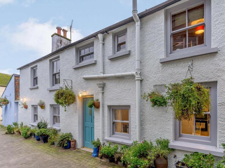 Quaint Cosy With A Hot Tub In Centre Tenby