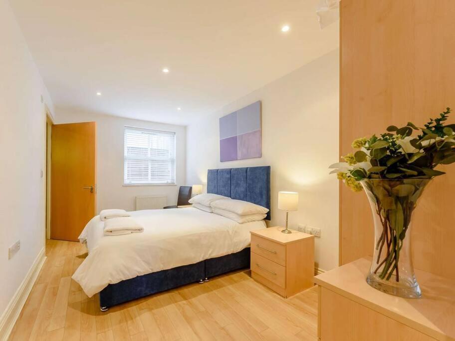The Beautifully Flat 3 The Cobourg Sat To Sat Only In School Summer Holidays Tenby