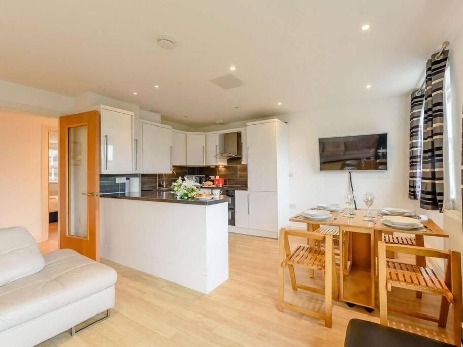 The Beautifully Flat 3 The Cobourg Sat To Sat Only In School Summer Holidays Apartment Tenby
