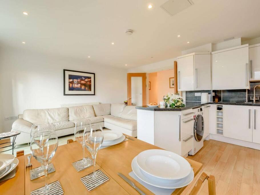 The Beautifully Flat 3 The Cobourg Sat To Sat Only In School Summer Holidays *